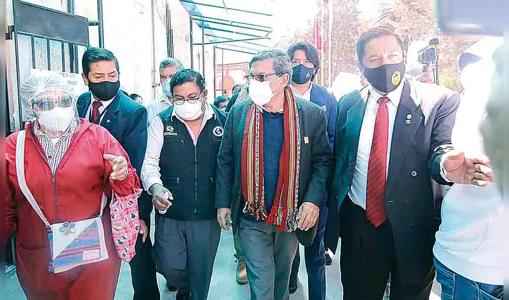 Visita. Ministro recorrió las instalaciones del hospital Goyeneche. Estas lucian repletas de pacientes no Covid. Visita. Ministro recorrió las instalaciones del hospital Goyeneche. Estas lucian repletas de pacientes no Covid.