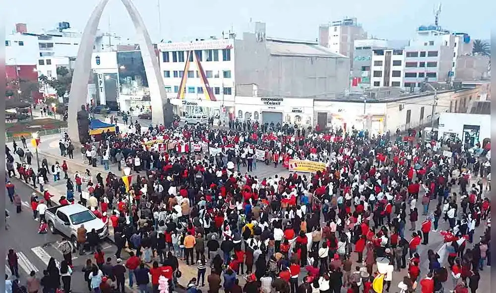 Reclamo. Cientos protestaron ayer por el uso de la bandera el 28 de agosto.