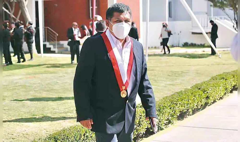 Postura. Quito pide remover a ministros por su desempeño. Postura. Quito pide remover a ministros por su desempeño.