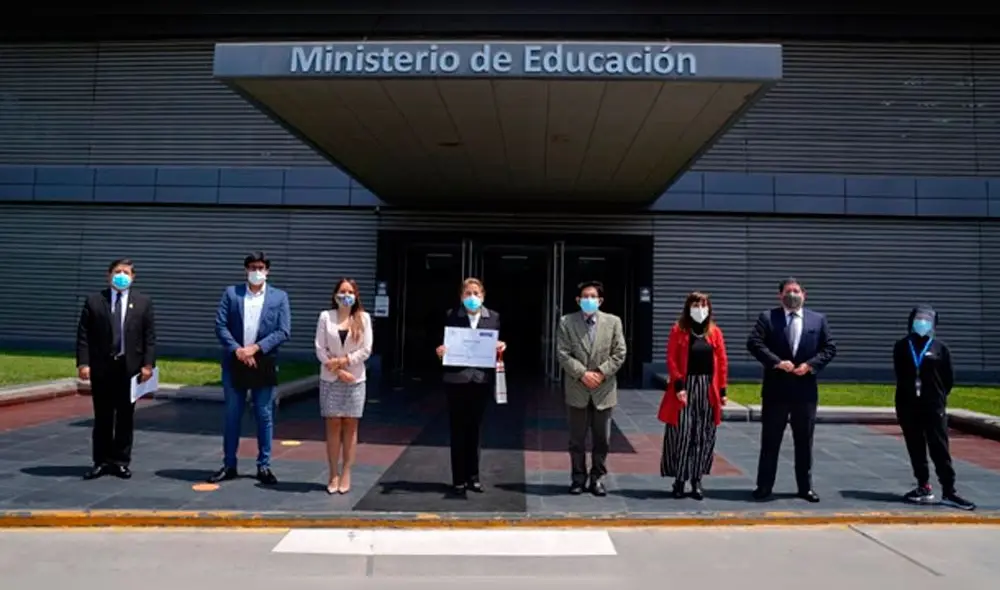 Angélica Castillo, directora de la I.E.I. Felipe Alva, recibió diploma de la Unesco tras ganar concurso mundial. Foto: Minedu