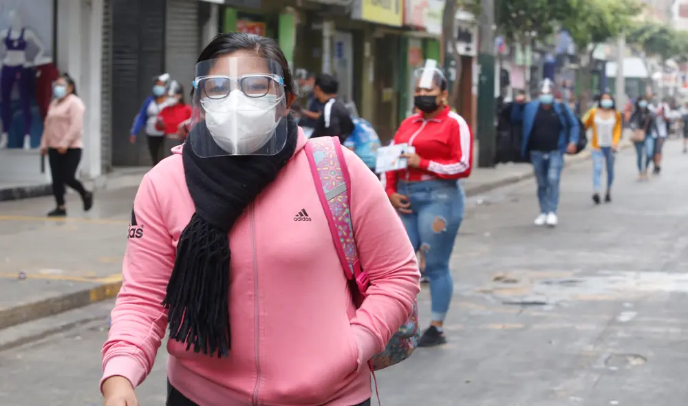 Especialista recomienda no forzar mucho la voz al momento de comunicarnos con la mascarilla puesta. Foto: Carlos Contreras / La República