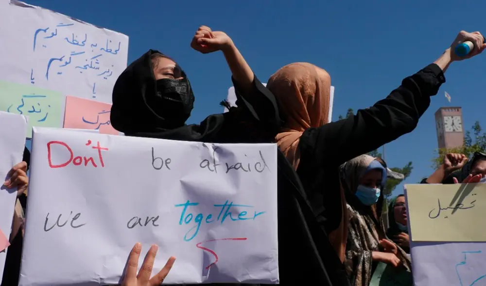 “Ningún gobierno es sostenible sin mujeres", se lee en uno de los carteles. Foto: Tolo News