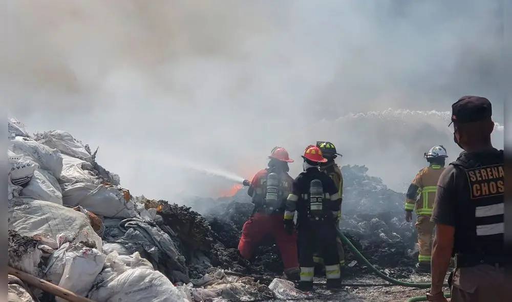 60 bomberos llegaron a la zona para atender la emergencia. Foto: María Pía Ponce/URPI-LR