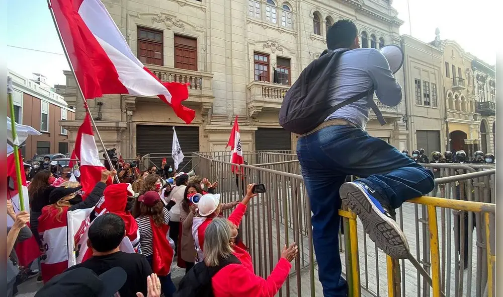 Los presentes no respetaron la división y se enfrentaron a los agentes del orden. Foto: Raúl Egusquiza/URPI-LR