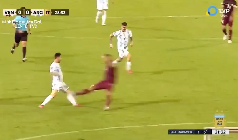 Lionel Messi tardó en reponerse tras la fuerte entrada de Adrián Martínez. Foto: captura TVD Lionel Messi tardó en reponerse tras la fuerte entrada de Adrián Martínez. Foto: captura TVD