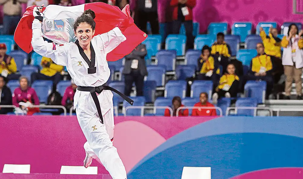 Feliz. Tras vencer a la turca Meryem Cavdar, Angélica celebró con la bandera peruana. Foto: difusión