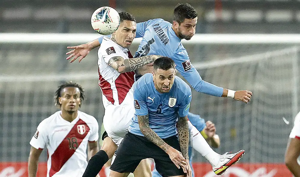 Cotejo reñido. El delantero Paolo Guerrero volvió a jugar noventa minutos con la selección y disputó más de un balón con la defensa uruguaya. Foto: difusión Cotejo reñido. El delantero Paolo Guerrero volvió a jugar noventa minutos con la selección y disputó más de un balón con la defensa uruguaya. Foto: difusión