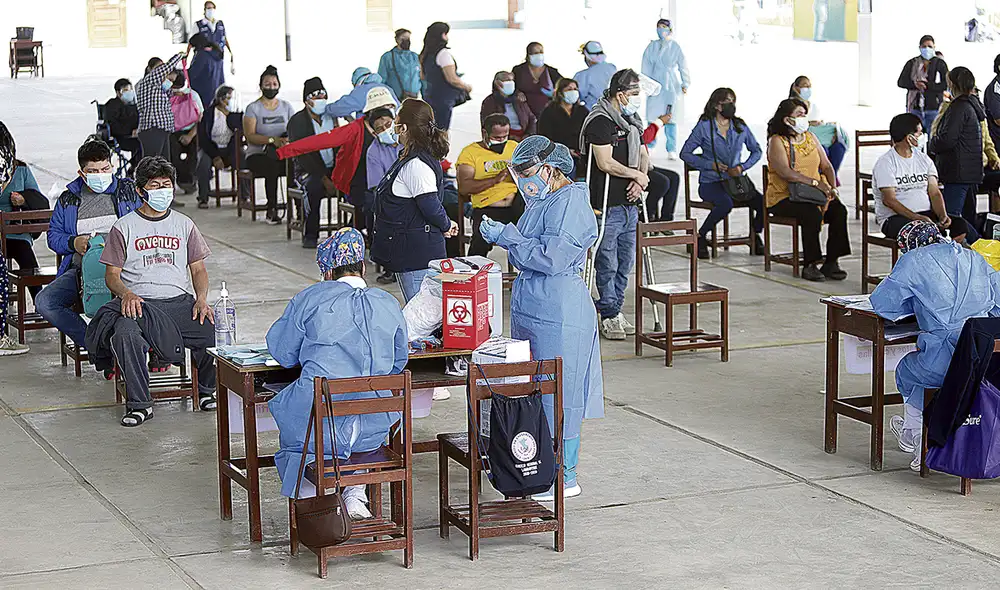 Por turno. Minsa se ha propuesto incluir a más grupos de personas para avanzar en la vacunación. La meta es proteger al 50% de la población hasta setiembre. Foto: Clintón Medina/La República