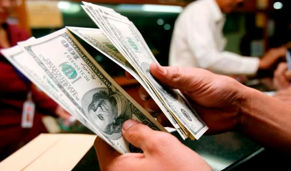 El precio del dólar oficial es revisado tanto por compradores como por comerciantes en Venezuela. Foto: EFE El precio del dólar oficial es revisado tanto por compradores como por comerciantes en Venezuela. Foto: EFE