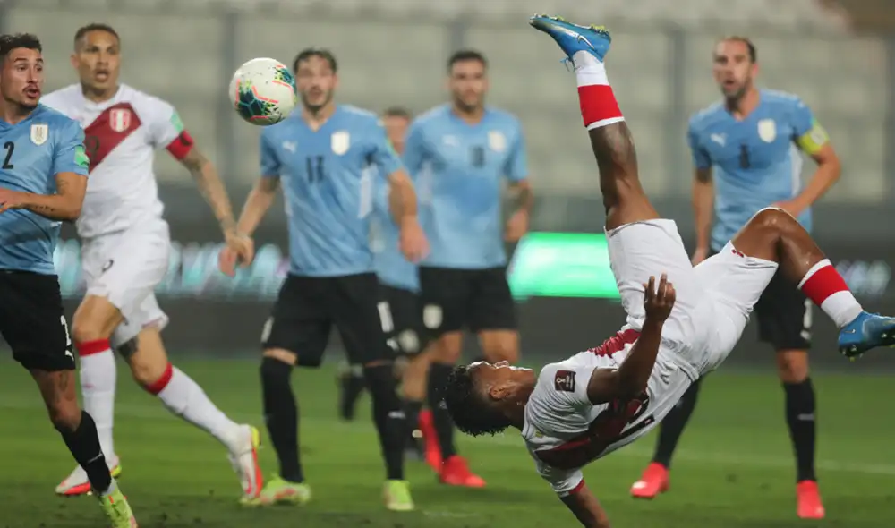 Renato Tapia abrió el marcador en el Perú vs. Uruguay. Foto: AFP