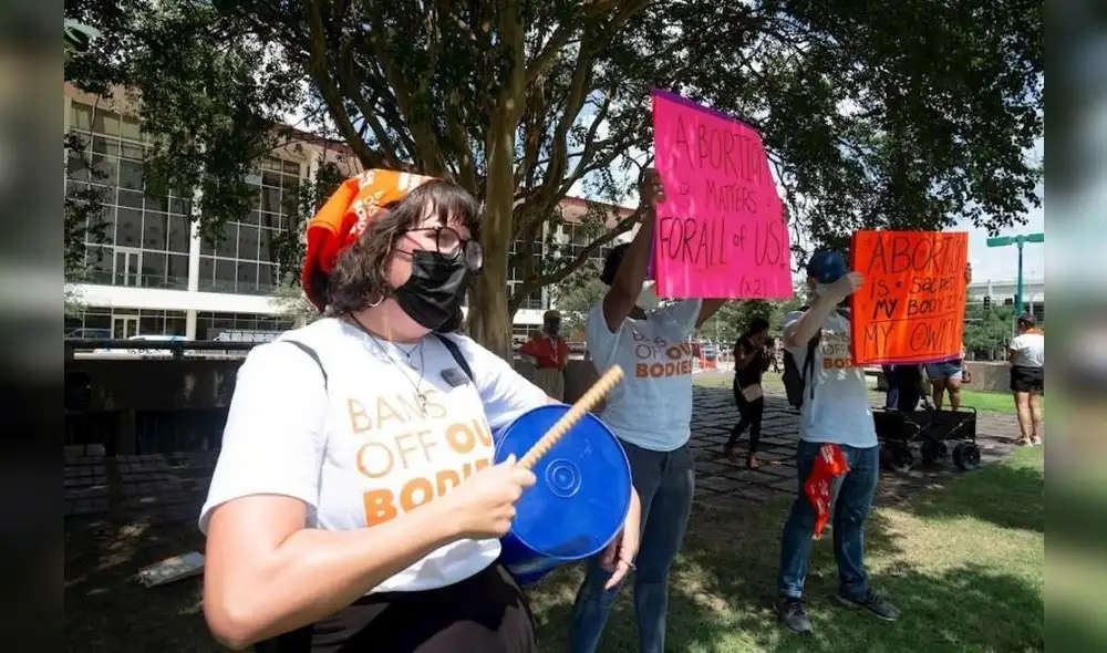 Bajo el lema "Mi cuerpo es mío", las y los activistas se congregaron en diferentes ciudades de Texas para expresar su disconformidad con la nueva ley que restringe el aborto en dicho estado. Foto: EFE