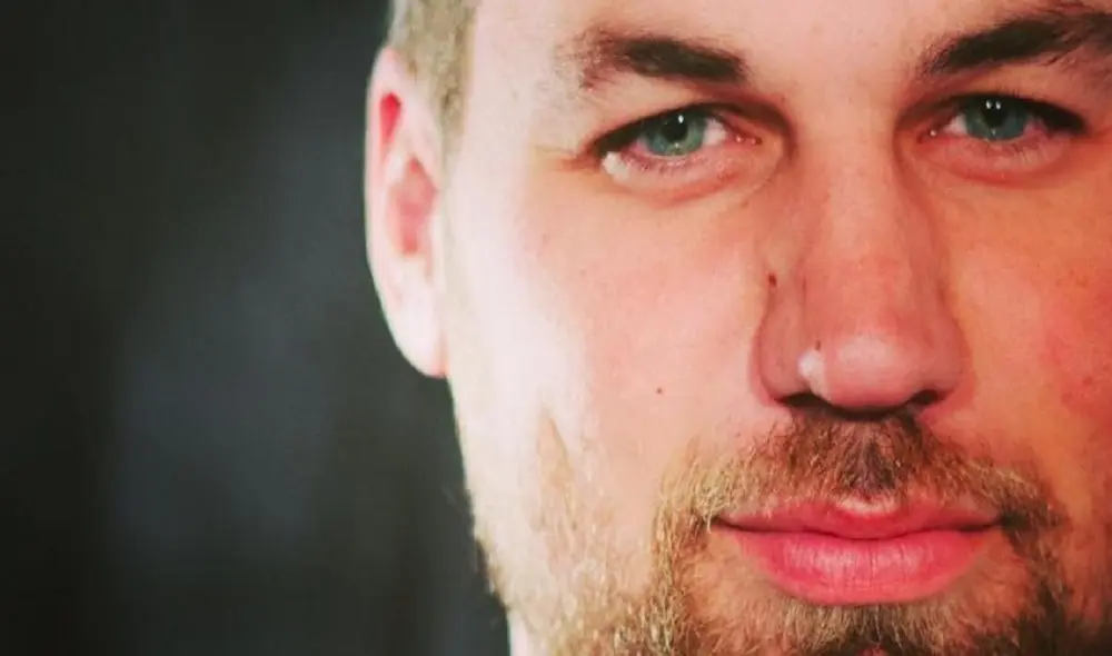 Brryan Jackson le agregó una "R" a su nombre y utiliza el apellido de su madre para diferenciarse completamente de su padre. Foto: BBC Brryan Jackson le agregó una "R" a su nombre y utiliza el apellido de su madre para diferenciarse completamente de su padre. Foto: BBC