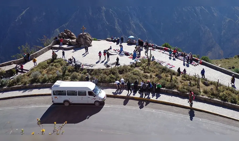 Visitantes llegan hasta este destino turístico para apreciar el vuelo de los cóndores, entre otras actividades. Foto: Autocolca Visitantes llegan hasta este destino turístico para apreciar el vuelo de los cóndores, entre otras actividades. Foto: Autocolca