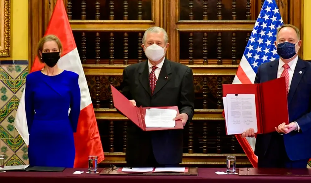 Maúrtua sosteniendo el convenio con la USAID. Foto: difusión Maúrtua sosteniendo el convenio con la USAID. Foto: difusión