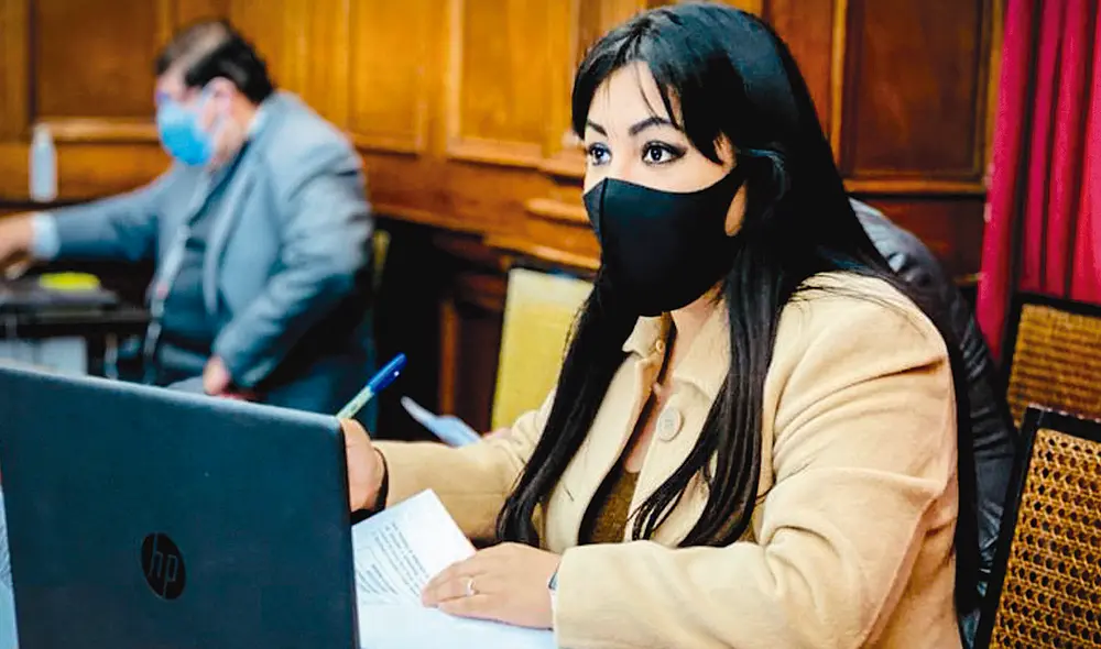 Antecedentes. Leslie Olivos admitió ante las autoridades que había modificado una constancia para regularizar su contrato. Foto: difusión Antecedentes. Leslie Olivos admitió ante las autoridades que había modificado una constancia para regularizar su contrato. Foto: difusión