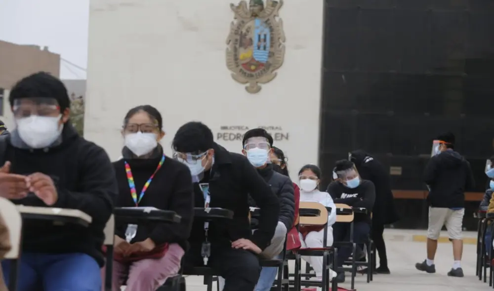 El ingreso para la primera fecha del examen de admisión a la UNMSM fue hasta las 8.30 a. m. Foto: Carlos Félix. GLR El ingreso para la primera fecha del examen de admisión a la UNMSM fue hasta las 8.30 a. m. Foto: Carlos Félix. GLR