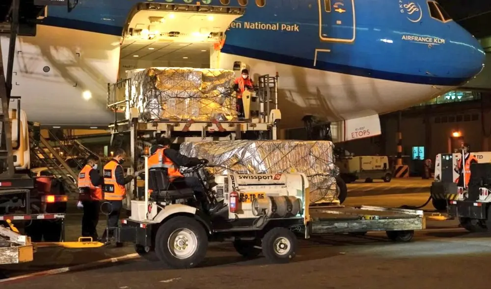 Por tercer día consecutivo, llegó un nuevo lote de vacunas al país. Foto: Minsa Por tercer día consecutivo, llegó un nuevo lote de vacunas al país. Foto: Minsa