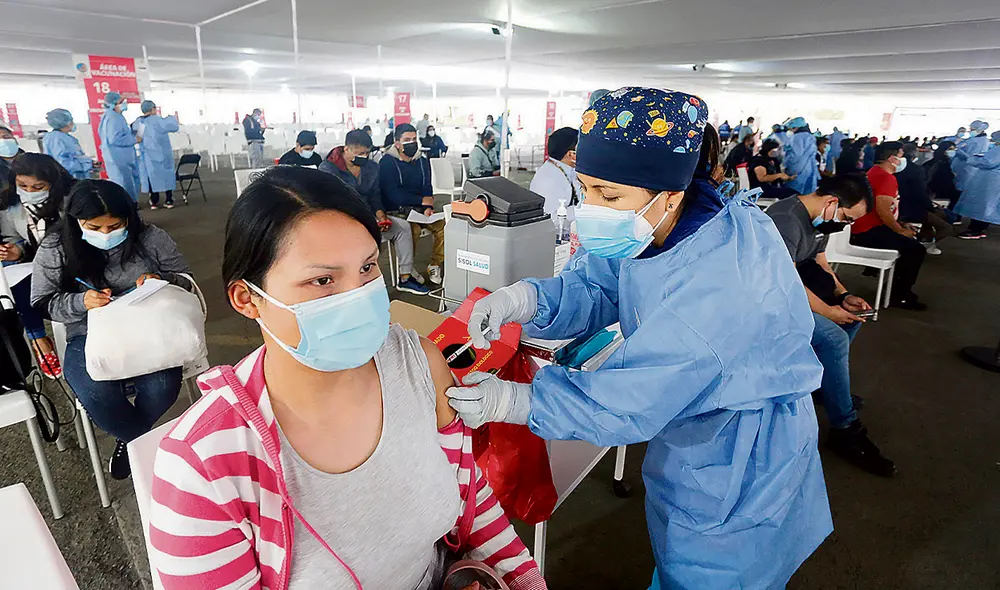 Nuevo grupo. El sétimo Vacunatón está dirigido a los mayores de 32 años y a los rezagados. Hoy continúa hasta las 7 p.m. Foto: Félix Contreras / La República Nuevo grupo. El sétimo Vacunatón está dirigido a los mayores de 32 años y a los rezagados. Hoy continúa hasta las 7 p.m. Foto: Félix Contreras / La República