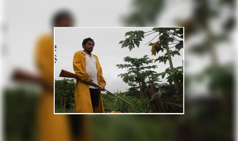 Dirigentes indígenas de Sinchi Roca I solo cruzan el río de su comunidad armados por temor a los narcotraficantes.