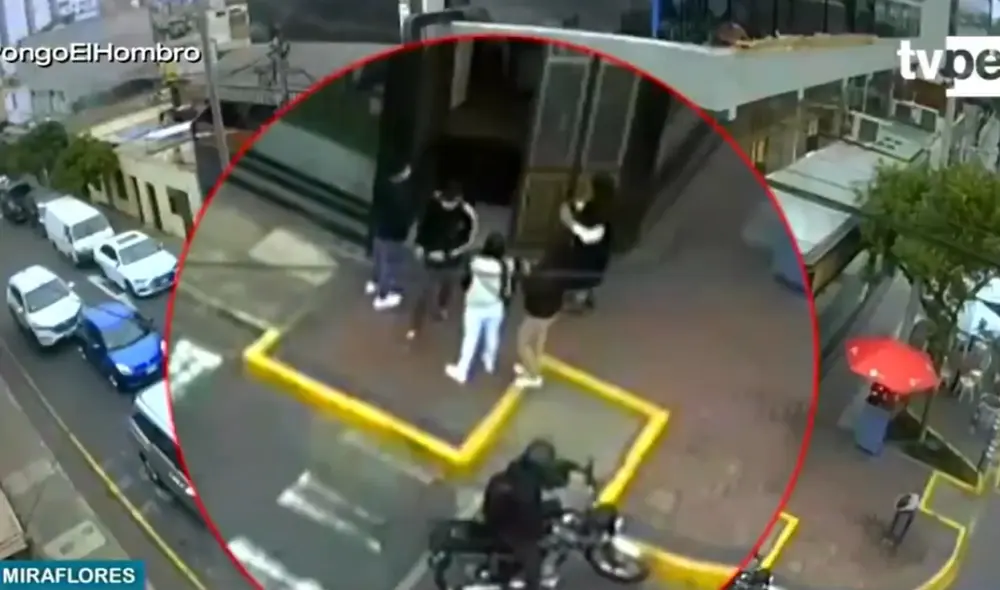 Las cámaras de seguridad captaron el momento del robo a comensal. Foto: captura de TV Perú Las cámaras de seguridad captaron el momento del robo a comensal. Foto: captura de TV Perú