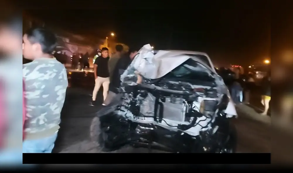 La camioneta quedó con la parte frontal destrozada. Foto: captura video radio Ke Buena