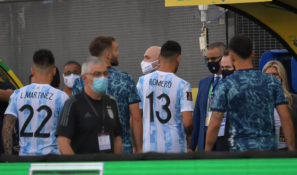 Los jugadores de Argentina se retiraron a los pocos minutos de la interrupción. Foto: AFP Los jugadores de Argentina se retiraron a los pocos minutos de la interrupción. Foto: AFP