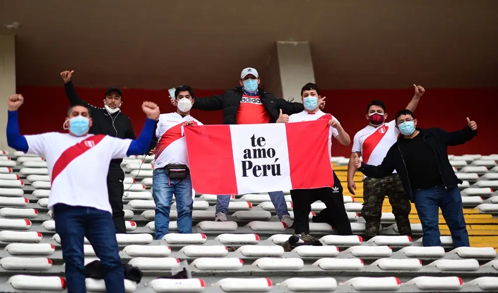 Hinchas de la selección peruana llegan al Estadio Nacional. Foto: selección peruana