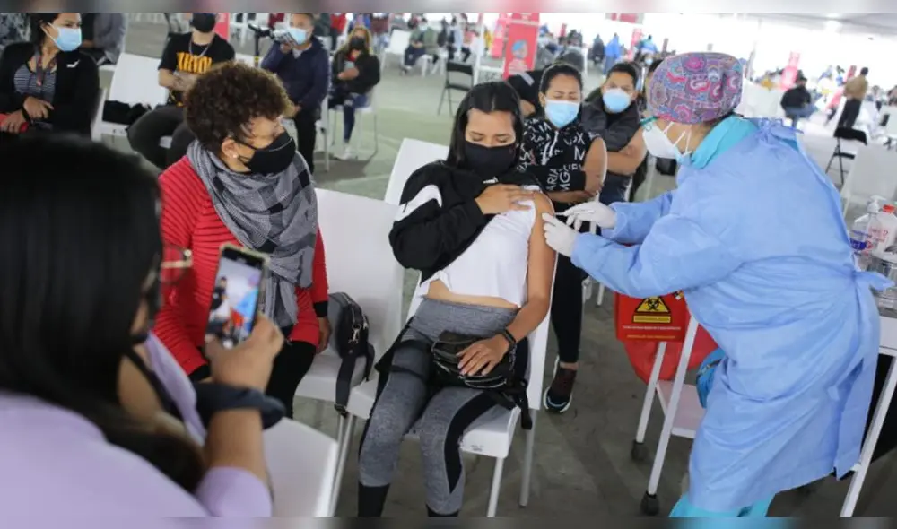 Se registran largas colas en los alrededores del Parque de la Exposición. Foto: John Reyes / La República Se registran largas colas en los alrededores del Parque de la Exposición. Foto: John Reyes / La República