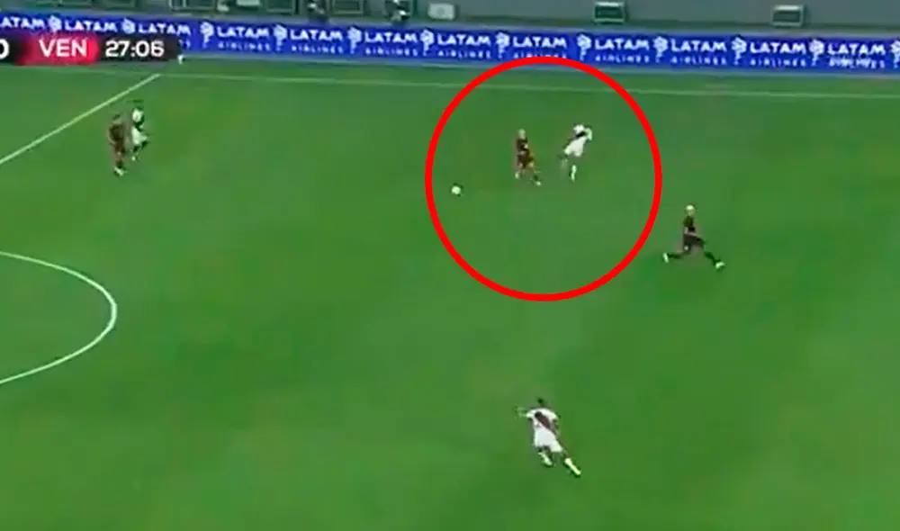 Santamaría intentó salir jugando pero envió un pase sin potencia. Foto: captura de Movistar Deportes Santamaría intentó salir jugando pero envió un pase sin potencia. Foto: captura de Movistar Deportes