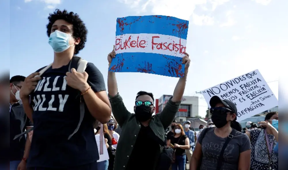Al menos 300 salvadoreños portaron pancartas con mensajes de rechazo al Gobierno y otros medidas implementadas, como la Ley Bitcoin. Foto: EFE