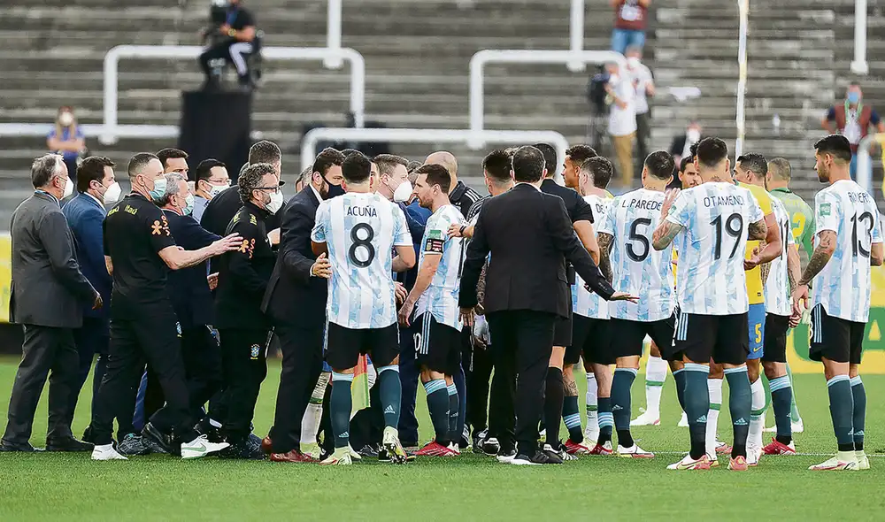 Escándalo. Momento en que las autoridades sanitarias brasileñas ingresan al campo para sacar a los jugadores argentinos. Foto: difusión Escándalo. Momento en que las autoridades sanitarias brasileñas ingresan al campo para sacar a los jugadores argentinos. Foto: difusión