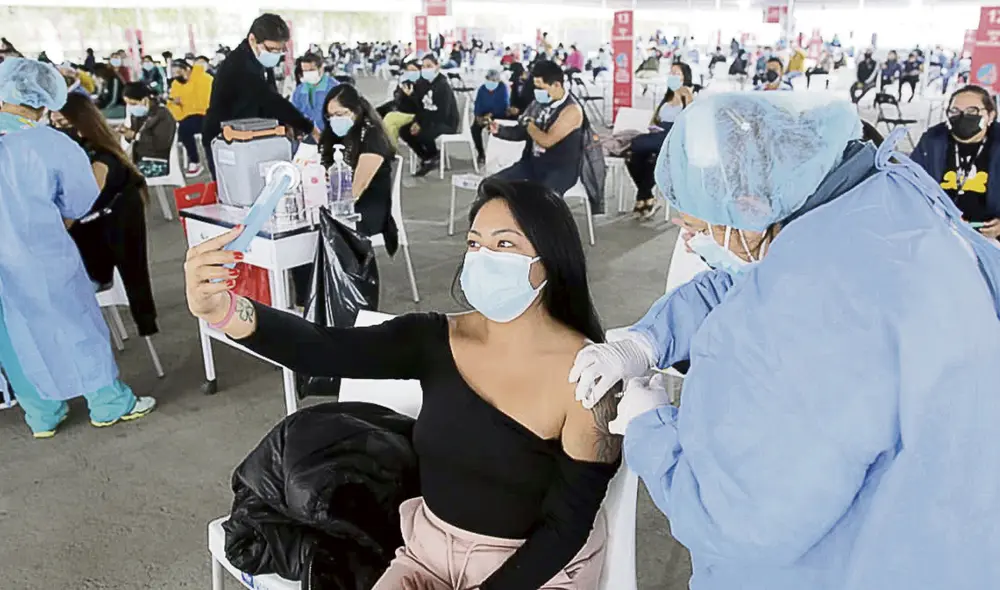 Los que tanto esperaban. Ni bien se conoció que se bajó el rango de edad, los ciudadanos de 30 años salieron de inmediato a los centros de vacunación. Foto: John Reyes/La República Los que tanto esperaban. Ni bien se conoció que se bajó el rango de edad, los ciudadanos de 30 años salieron de inmediato a los centros de vacunación. Foto: John Reyes/La República