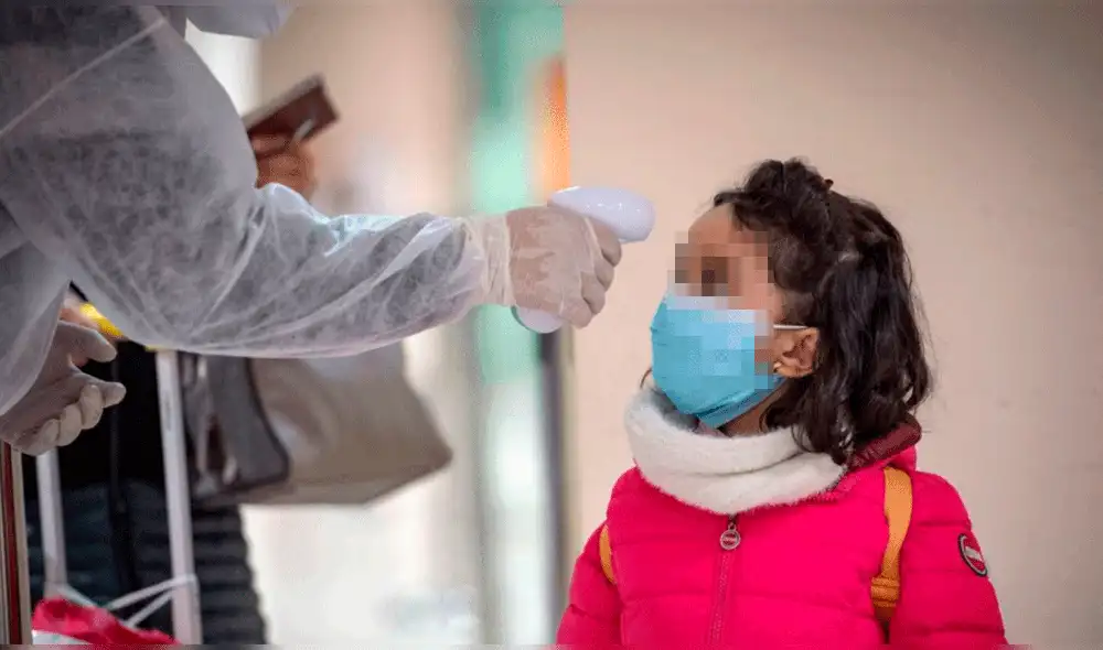 Niños de dos años en adelante deben usar doble mascarilla. Foto: AFP Niños de dos años en adelante deben usar doble mascarilla. Foto: AFP