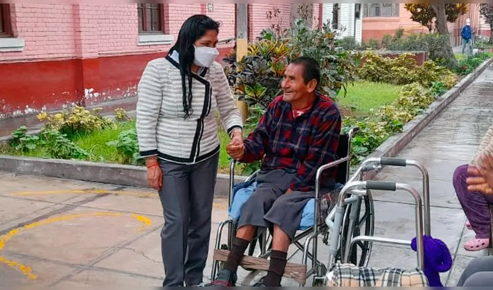 La primera dama consideró una grata experiencia su visita al albergue. Foto: Twitter Lilia Paredes
