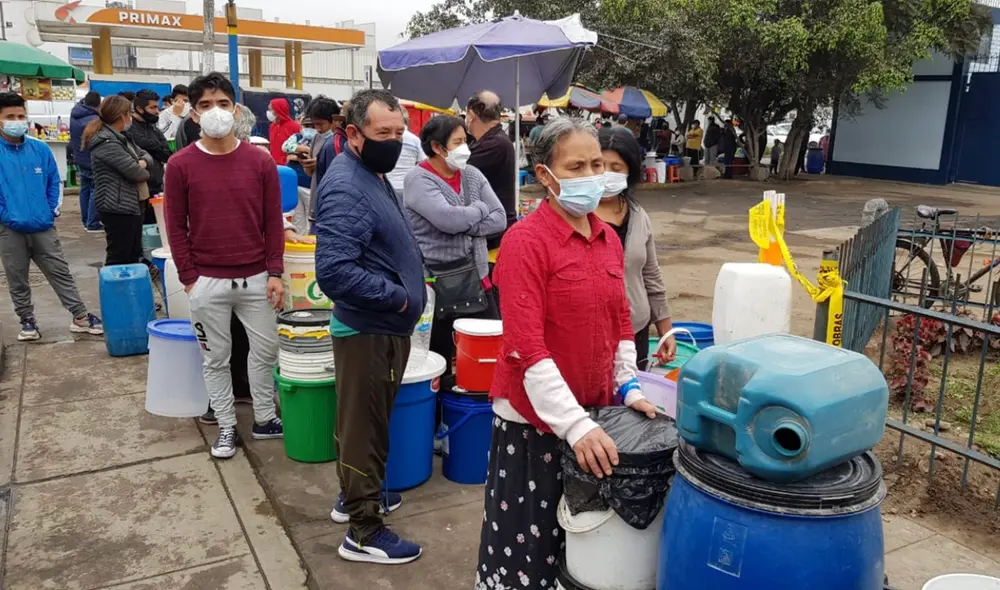 Largas colas en los puntos de distribución creados por Sedapal para entregar agua gratuita. Foto: URPI-LR