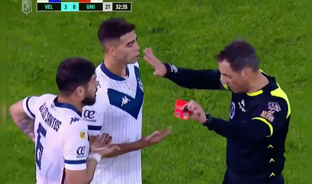Fernando Rapallini expulsó a De Los Santos por un supuesto insulto hacia él y luego anuló la tarjeta roja. Foto: captura ESPN