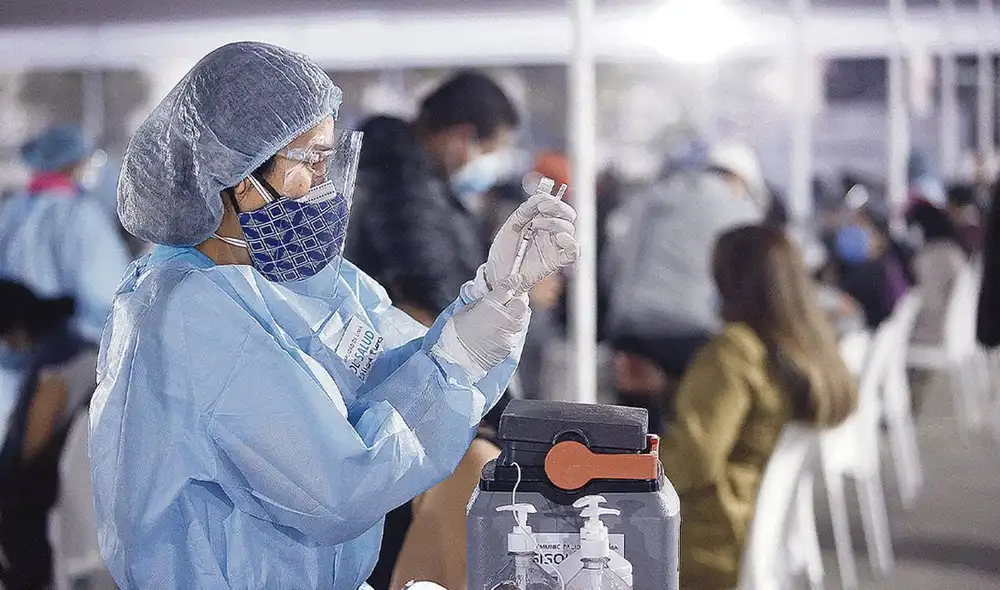 El Colegio Médico del Perú (CMP) propuso ampliar los grupos etarios para lograr inmunizar a la mitad de la población objetivo: más de 13 millones de ciudadanos. Foto: Antonio Melgarejo/La República El Colegio Médico del Perú (CMP) propuso ampliar los grupos etarios para lograr inmunizar a la mitad de la población objetivo: más de 13 millones de ciudadanos. Foto: Antonio Melgarejo/La República