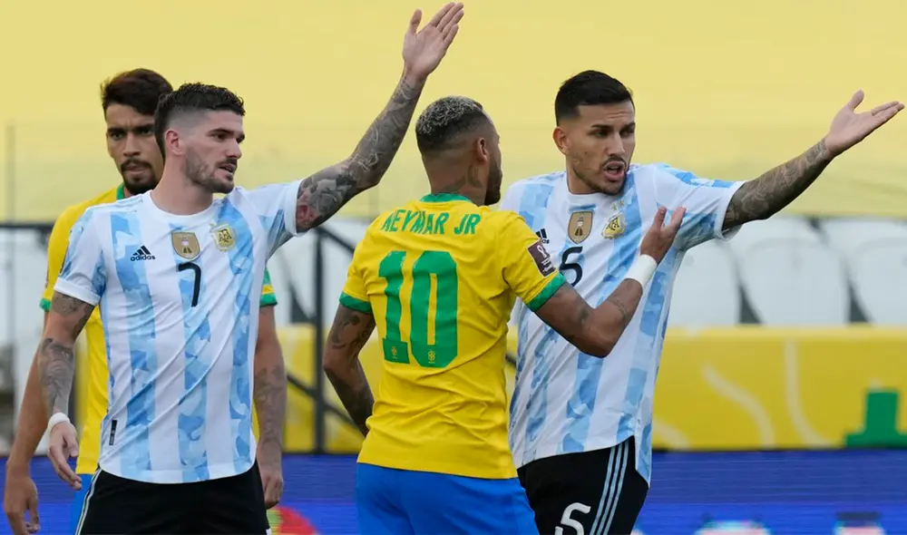 Luego de la suspensión del juego entre Brasil y Argentina el último domingo, la FIFA decidió abrir procesos disciplinarios para ambas federaciones. Foto: AP Luego de la suspensión del juego entre Brasil y Argentina el último domingo, la FIFA decidió abrir procesos disciplinarios para ambas federaciones. Foto: AP