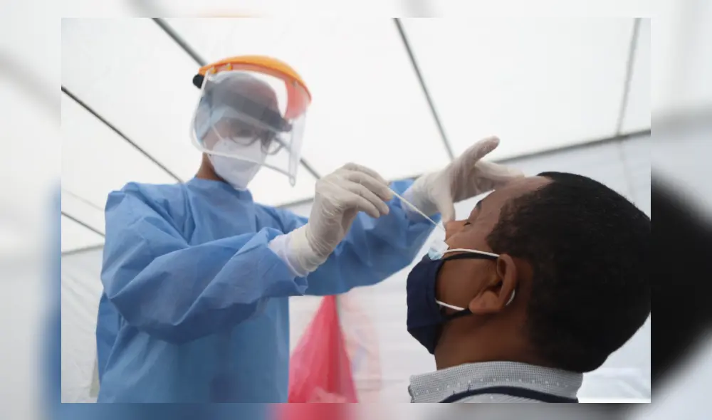 Un equipo del INS evalúa al personal responsable de la toma de muestras para descartar SARS-CoV-2. Foto: La República