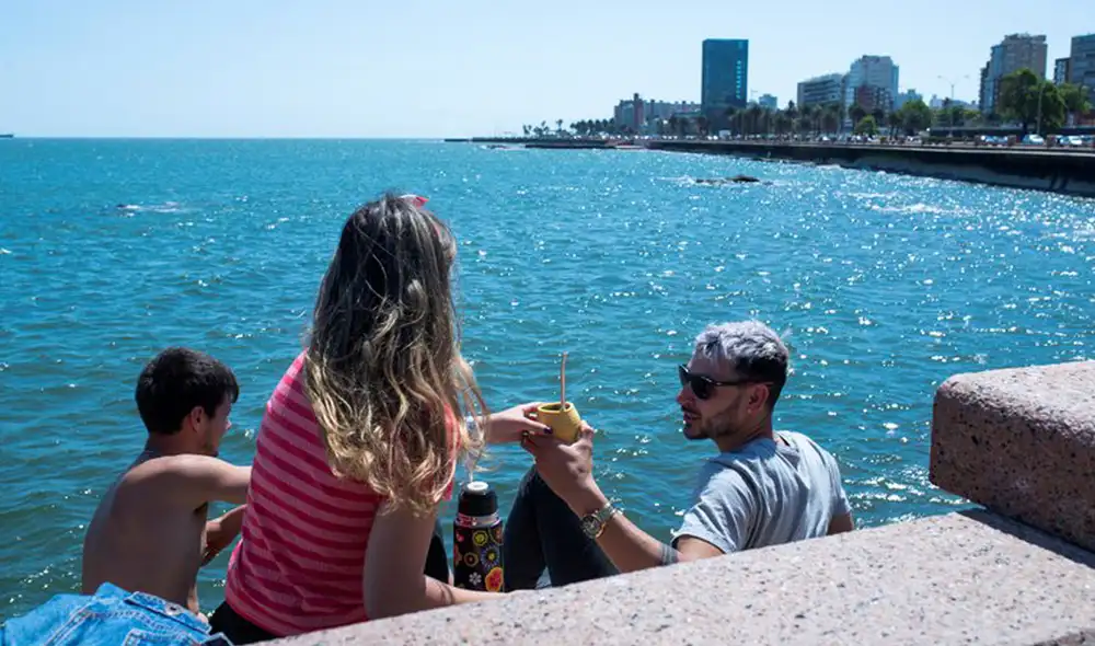 La población uruguaya puede acceder a actividades de entretenimiento a través de un 'pase verde' que certifique su vacunación Foto: Infobae
