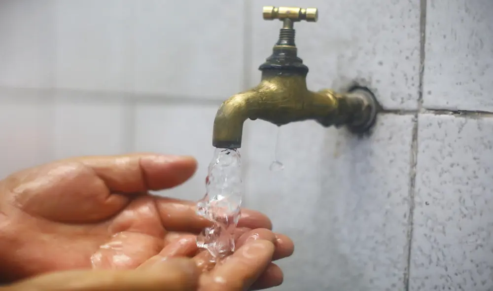 Vecinos pueden verificar si pertenecen a las zonas 2 y 1 con su código de abastecimiento. Foto: Félix Contreras/La República Vecinos pueden verificar si pertenecen a las zonas 2 y 1 con su código de abastecimiento. Foto: Félix Contreras/La República