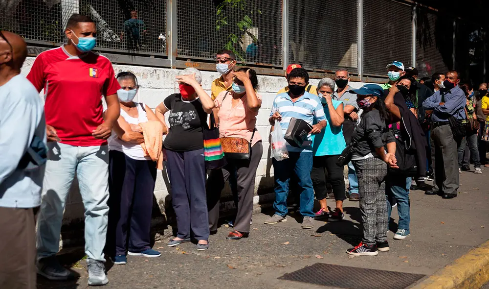En algunas localidades de Venezuela se registran largas filas para vacunarse. Foto: EFE En algunas localidades de Venezuela se registran largas filas para vacunarse. Foto: EFE