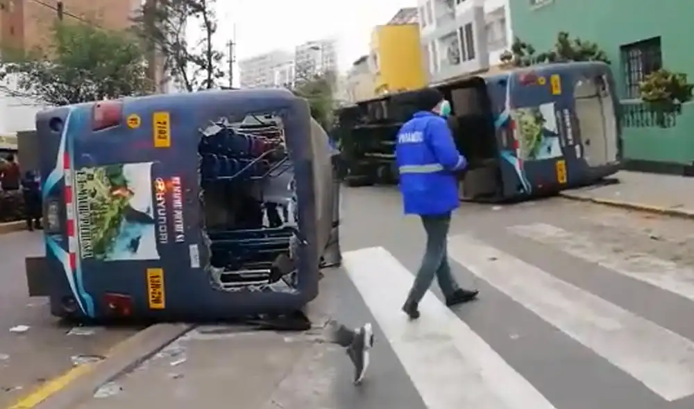 Bomberos y PNP están en la zona atendiendo la emergencia. Foto: difusión Bomberos y PNP están en la zona atendiendo la emergencia. Foto: difusión