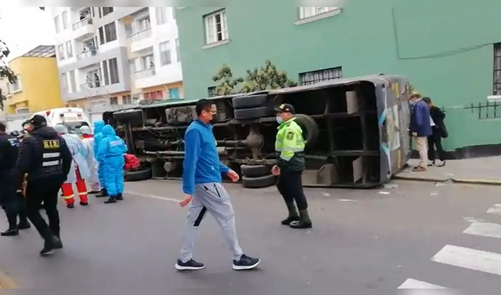 Policías y bomberos auxiliaron a los heridos. Foto: captura de video Policías y bomberos auxiliaron a los heridos. Foto: captura de video