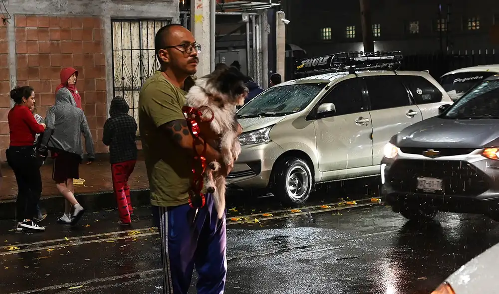 Decenas de personas salieron de sus casas luego del terremoto de 7,1 registrado en México este 7 de septiembre. Foto: AFP Decenas de personas salieron de sus casas luego del terremoto de 7,1 registrado en México este 7 de septiembre. Foto: AFP