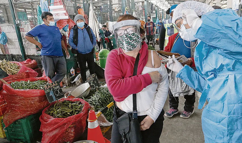 Mercado mayorista. Comerciantes de Santa Anita se inocularon en campaña itinerante de vacunación contra el COVID-19. Foto: Karel Navarro Mercado mayorista. Comerciantes de Santa Anita se inocularon en campaña itinerante de vacunación contra el COVID-19. Foto: Karel Navarro