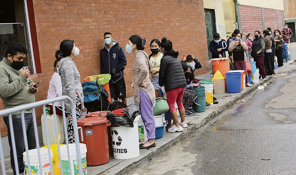 Sin agua. Colas se multiplican en SJL desde hace 3 días. La gente paga a particulares porque cisternas no llegan a zonas altas. Foto: John Reyes/La República
