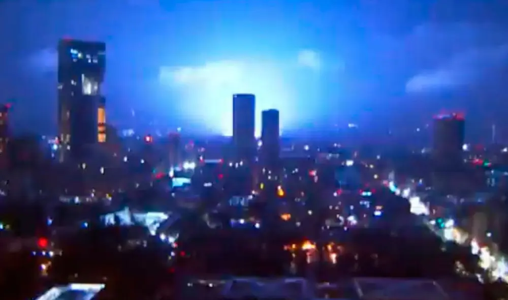 Destellos de luz en el cielo de México durante el terremoto. Foto: captura / Twitter Destellos de luz en el cielo de México durante el terremoto. Foto: captura / Twitter
