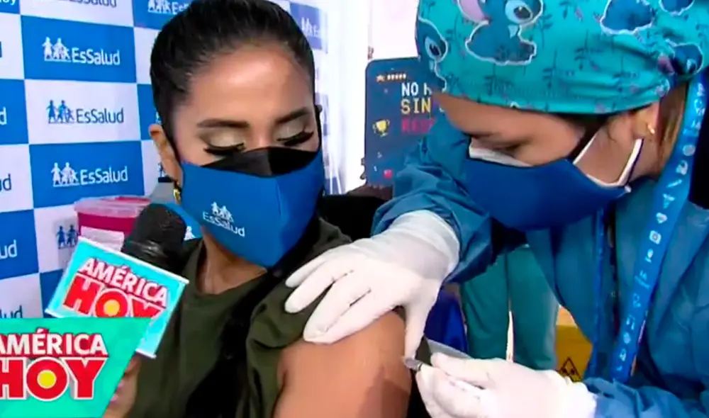 La ex chica reality esperó su turno del padrón nacional de vacunación para poder recibir su dosis. Foto: captura/América TV La ex chica reality esperó su turno del padrón nacional de vacunación para poder recibir su dosis. Foto: captura/América TV