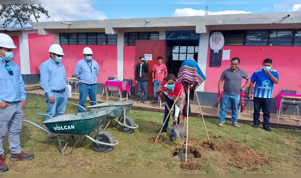 Alicia Santisteban colocó primera piedra de reconstrucción de I.E. N.° 10073 de Pamaca en Cañaris. Foto: ARCC. Alicia Santisteban colocó primera piedra de reconstrucción de I.E. N.° 10073 de Pamaca en Cañaris. Foto: ARCC.